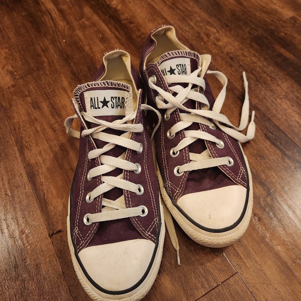 Crimson/red converse